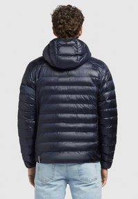 Mornarska puffer jakna s kapuljačom, s horizontalnim quilted trakama i sjajnom teksturom. Lagani dizajn, prikladan za hladno vrijeme.