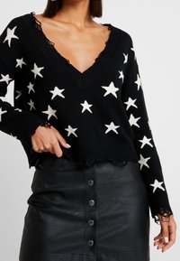 Honey Punch Stickad tröja - black