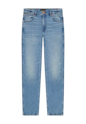 Φωτεινά γαλάζια τζιν παντελόνια Wrangler με κλασικό σχεδιασμό πέντε τσεπών, χάλκινα καρφιά και κούμπωμα με κουμπί, απεικονίζονται επίπεδα σε λευκό φόντο.