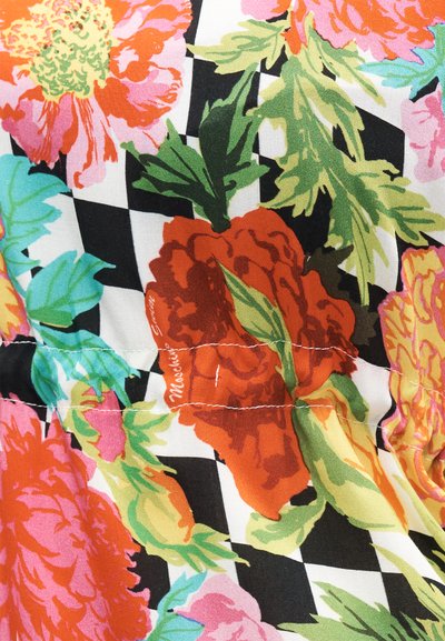 Μοτίβο καρό ύφασμα ασπρόμαυρου χρώματος με μεγάλα πολύχρωμα λουλούδια και πράσινα φύλλα σε αποχρώσεις κόκκινου, ροζ, κίτρινου και μπλε.