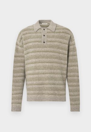 Világos zöld és szürke csíkos pulóver gallérral, négy gombbal, bordázott mandzsettával és szegéllyel. Texturált kötött anyagból készült.