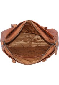 Tan nahkakäsilaukku vetoketjulla, jossa on tilava sisävuori ruskeasta kankaasta, jota korostaa timanttikuviollinen ommel.