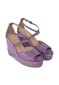 Sandali a cuneo viola con trama intrecciata, dotati di una parte superiore in suede e decorati con strass, cinturini alla caviglia e design con punta aperta.