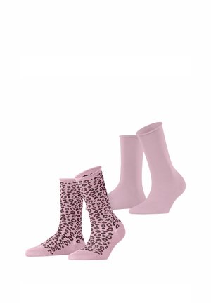 Due paia di calzini a metà polpaccio, uno rosa chiaro tinta unita e uno rosa chiaro con motivo leopardato scuro.