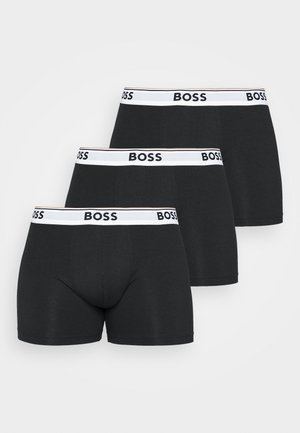 Tres pares de bóxeres negros hechos de algodón suave, con una cinturilla blanca que lleva el logo "BOSS" y rayas en contraste.