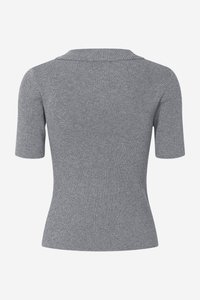 Sivý žebrovaný sveter s krátkym rukávom a šálovým golierom, s priliehavým strihom a textúrovanou látkou. Pohľad zozadu odhaľuje detaily švov.