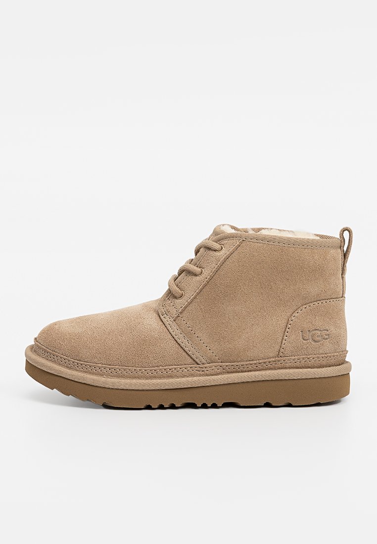 Tannkleurige suede enkellaarsjes met een ronde neus, vetersluiting en een gestructureerde buitenzool. Heeft een zachte binnenvoering en een logo aan de zijkant.