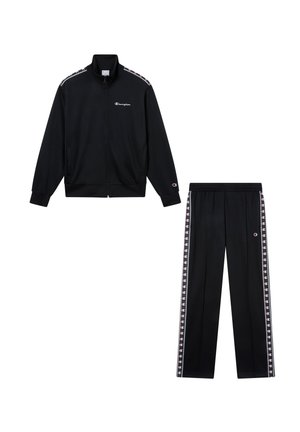 Schwarzer Trainingsanzug mit einer Jacke zum Reißverschluss und passenden Hosen. Mit Logo und gemusterten Streifen an Ärmeln und Seiten. Glatter Stoff.