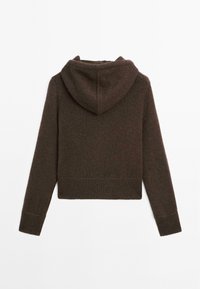 Hnědá pletená mikina s krátkým střihem, která má kapuci a žebrované manžety. Jemná textura a jednoduchá konstrukce bez viditelných vzorů.