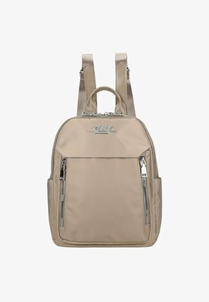 Zaino beige realizzato in nylon liscio con dettagli in metallo argentato, dotato di due zip, tasca frontale e spallacci imbottiti.