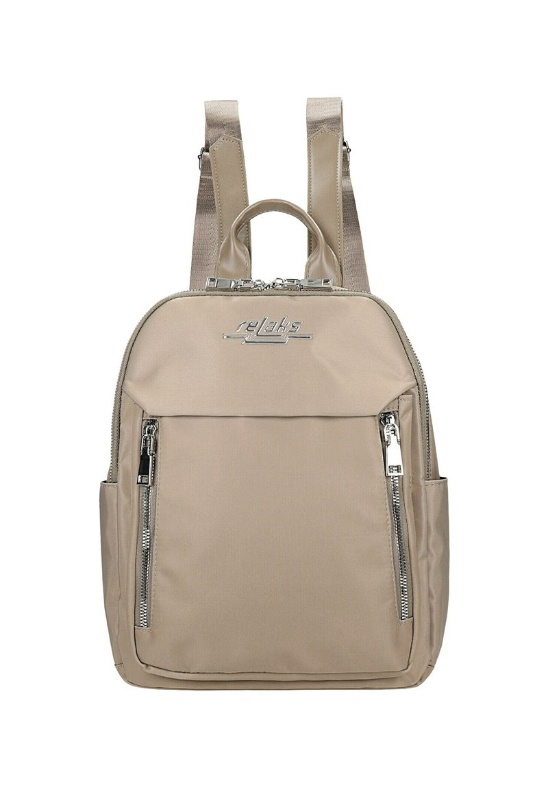 Beżowy plecak wykonany z gładkiego nylonu, z srebrnymi akcesoriami, charakteryzujący się dwoma zamkami błyskawicznymi, przednią kieszenią oraz wyściełanymi ramiączkami.