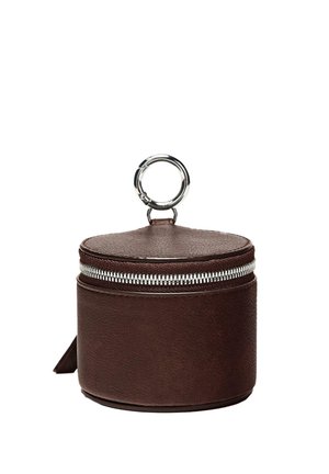 Ronde donkerbruine leren pouch met ritssluiting en een zilverkleurige metalen sleutelring aan de bovenkant bevestigd.