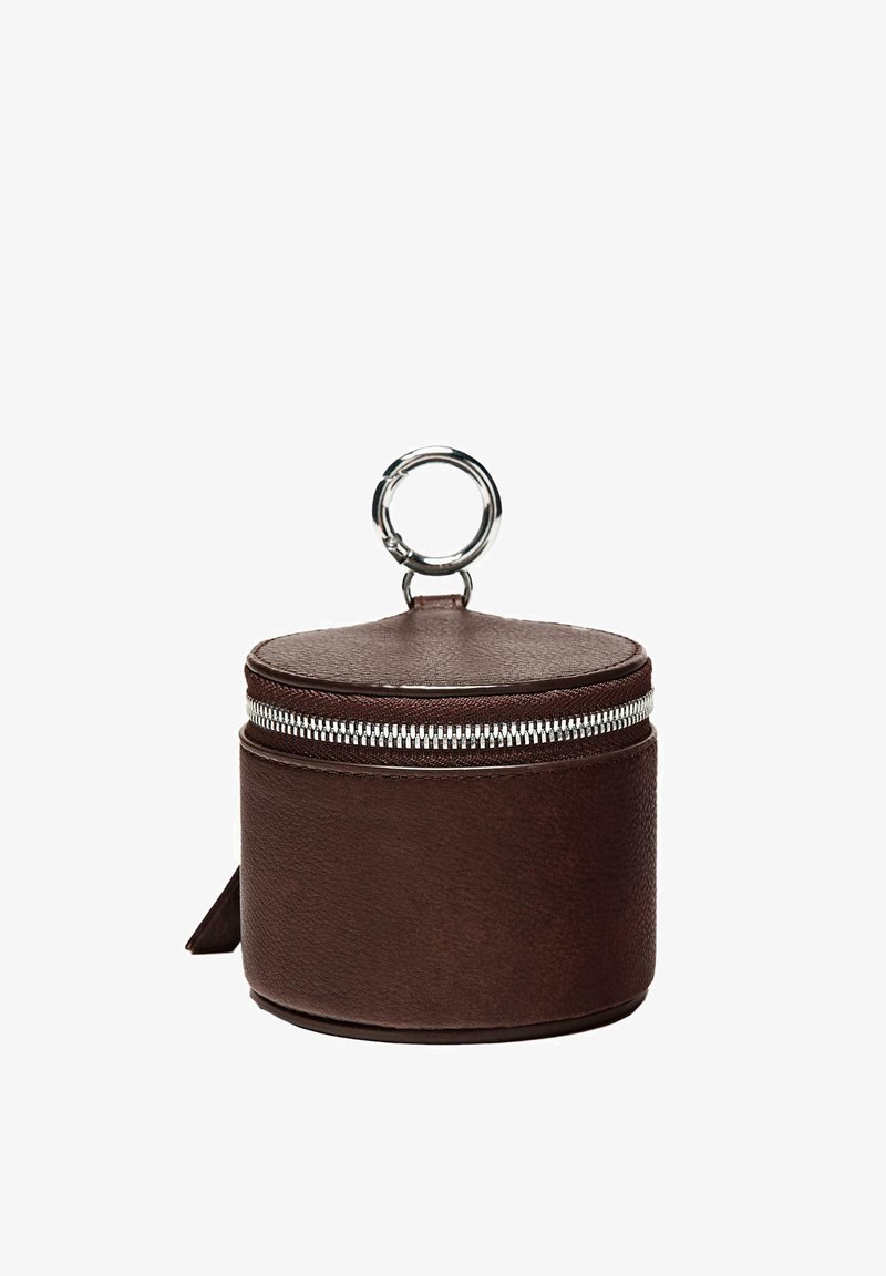 Okrągła ciemnobrązowa skórzana saszetka na zamek z przymocowanym u góry srebrnym metalowym kółkiem na klucze.