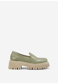 Grønne læder loafers med en kraftig beige platformsål, der har en syning som accent og en glat tekstur. Rundet tådesign.