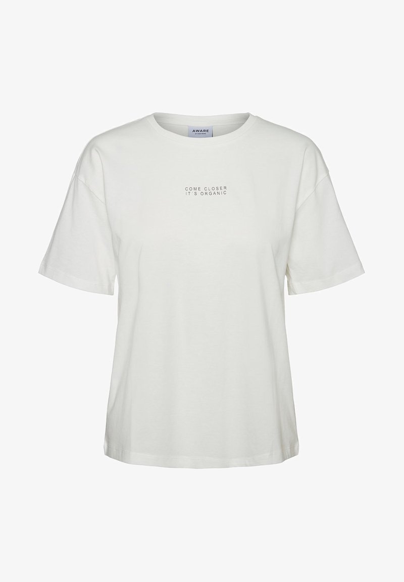 Bílá tričko z organické bavlny s volným střihem, krátkými rukávy a potiskem na hrudi, který zní: "PŘIJĎ BLÍŽ," JE TO ORGANICKÉ.