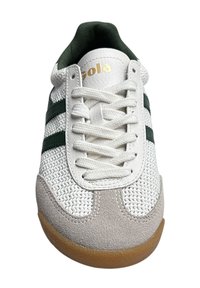 Sneaker bianco con strisce verdi, tomaia in mesh testurizzato, dettagli in pelle e punta in suede grigia. Presenta lacci bianchi e suola in gomma color caramello.