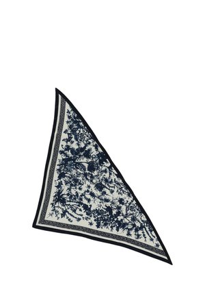 Trójkątny szalik z ciemnoniebieskim kwiatowym wzorem i obramowaniem na białym tle.