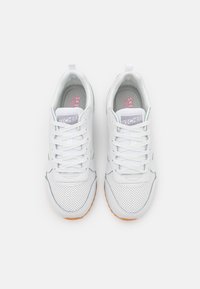 Weiße Sportschuhe mit perforiertem, synthetischem Obermaterial, Schnürdesign, gepolstertem Zungenbereich und Gummisohle. Enthält pinkfarbenes Logo auf den Einlegesohlen.