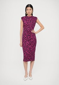 Testhez simuló, térdig érő ruha sötét alapon rózsaszín virágmintával. Rövid, szabályos ujjakkal és kerek nyakkivágással. Simább anyagból.