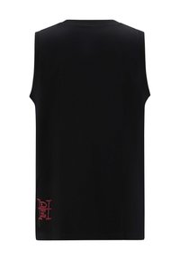 Top sin mangas negro fabricado con una tela suave, con un detalle del logo rojo cerca del dobladillo en el lado izquierdo. Diseño simple y ajuste recto.