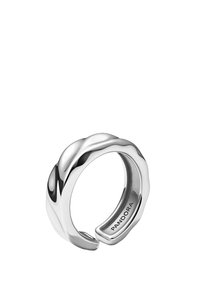 Anello in argento con un design a fascia intrecciata, caratterizzato da una superficie liscia e lucida e un'incisione interna del nome del marchio "PANDORA."