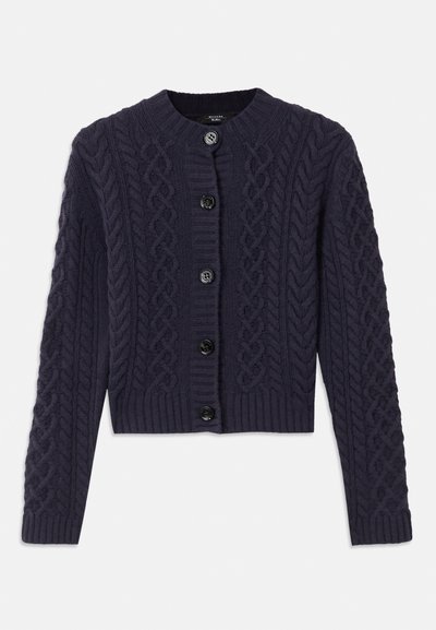Gilet tricoté bleu marine avec un motif de câble, un col rond, une fermeture à boutons à l'avant avec des boutons noirs, et un ourlet et des poignets côtelés.