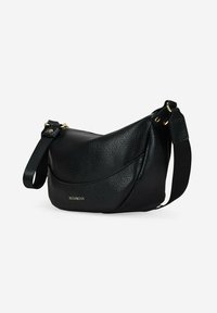 Bolso de hombro de cuero negro con acabado texturizado, diseño curvado, herrajes en tono dorado y correa ajustable, que cuenta con el logo "BOSANOVA".