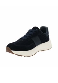Sneaker da uomo in suede nero con lacci, suola spessa bianca e battistrada marrone, dettaglio a striscia laterale, vista angolata a destra su sfondo bianco.