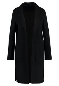 Černý dlouhý kabát s šálovým límcem, otevřeným předním dílem a dvěma předními kapsami, s hladkou texturou a bočními rozparky na okraji.