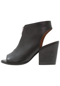 Czarny skórzany botek z odkrytymi palcami, z tylnym wycięciem, bocznym zamkiem błyskawicznym i grubym, wysokim obcasem.