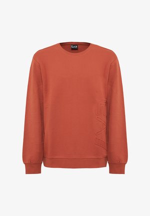 Felpa color ruggine con collo a giro, maniche lunghe e polsini a coste. Presenta il logo testurizzato 'EA7' sul lato sinistro. Realizzata in tessuto morbido.