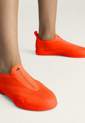 adidas by Stella McCartney, ASMC TAEKWONDO - Instappers - semi impact orange