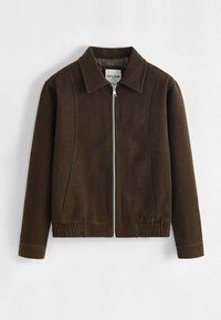 Veste marron à fermeture éclair avec col, confectionnée dans un tissu doux. Comprend une ceinture et des poignets de manches côtelés, avec une fermeture éclair lisse.