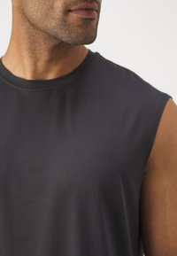 ICANIWILL STRIDE SLEEVELESS MEN - Felső - graphite