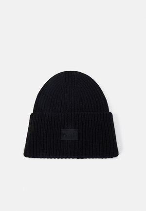 Bonnet noir en tricot côtelé avec bordure repliée et petite étiquette rectangulaire centrée à l'avant.