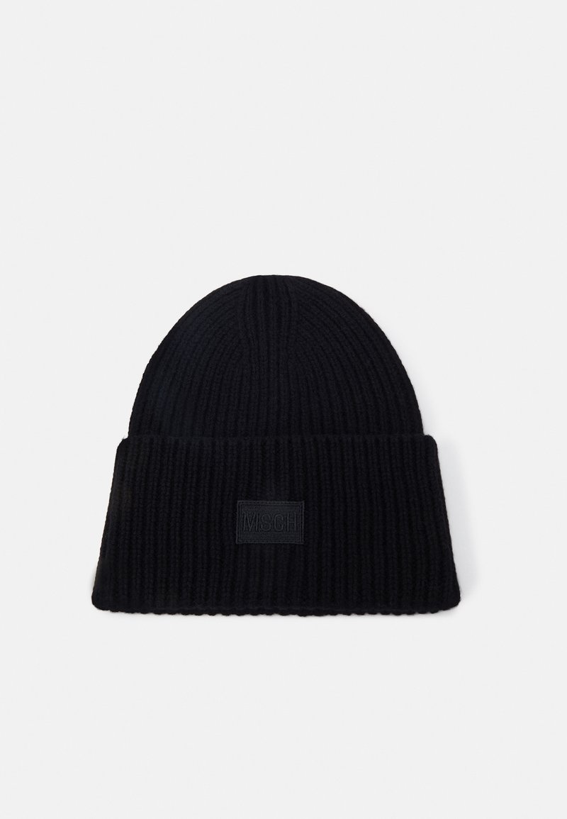 Bonnet noir en tricot côtelé avec bordure repliée et petite étiquette rectangulaire centrée à l'avant.