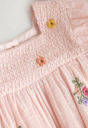 Ružové bavlnené šaty s naškrobenými detailmi na výstrihu a kvetinovou výšivkou v žltej, ružovej a zelenej na sukni.
