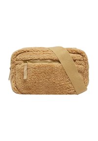 Tanfarbige, flauschige Umhängetasche mit strukturierten Oberfläche. Sie besitzt einen goldenen Reißverschluss, einen breiten Tragegurt und hat eine rechteckige Form mit abgerundeten Kanten.