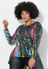T-shirt à manches longues en noir avec un motif abstrait multicolore. Tissu doux avec une coupe décontractée, doté d'un col rond et d' fentes sur les côtés.