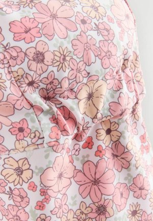 Gėlių audinys su įvairiomis rožinėmis ir geltonomis gėlėmis ant balto fono. Minkšta, lengva medžiaga su smulkiu, lygiu paviršiumi.