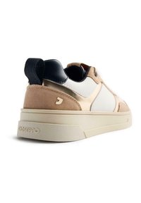 Sneakers con un mix di sintetico bianco, suede beige e accenti in pelle nera; design a profilo basso con una suola testurizzata e dettagli del logo.