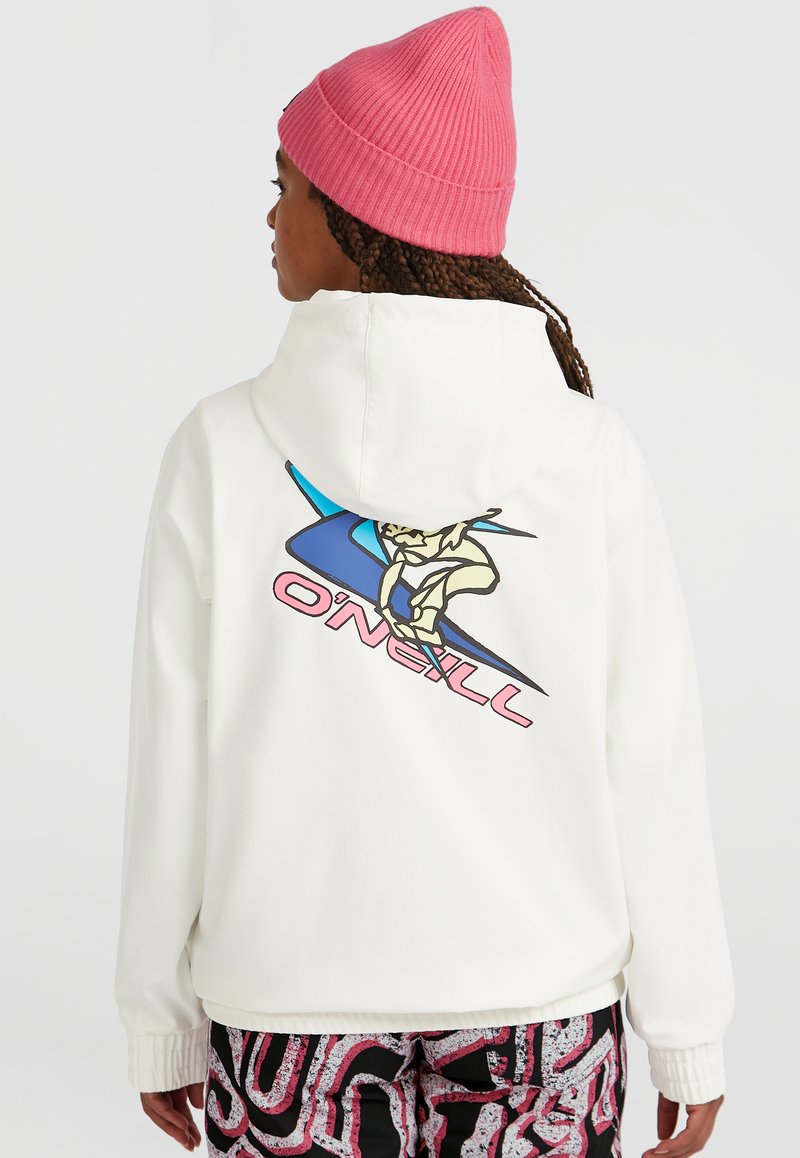 Witte hoodie met een trekkoord-hoed en een levendig grafisch ontwerp op de achterkant, samen met zwart en roze gestreepte broek.