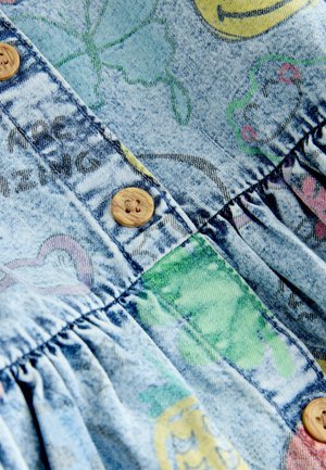 Rochie din denim cu modele multicolore, cu nasturi din lemn și detalii adunate de-a lungul cusăturii. Culoare albastru deschis cu un finisaj texturat.