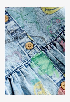 Denimkjole med flerfarvede mønstre, der har træknapper og rynkede detaljer langs sømmen. Lyseblå farve med en struktureret finish.