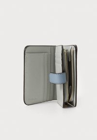 Portafoglio in pelle grigia con un accento azzurro chiaro. Presenta slot per carte, un compartimento con zip e un interno texturizzato. Design compatto con chiusura a scatto.