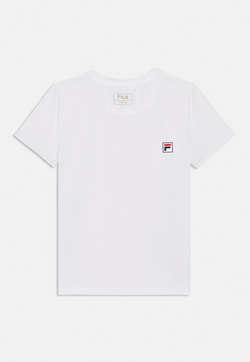 Το λευκό κοντομάνικο t-shirt είναι φτιαγμένο από βαμβάκι και διαθέτει ένα μικρό λογότυπο FILA σε κόκκινους, λευκούς και μπλε τόνους ραμμένο στην αριστερή περιοχή του στήθους.