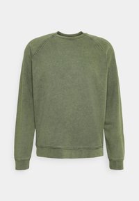 Sudadera verde con mangas raglán, cuello redondo, tejido texturizado y puños acanalados. Sin patrones visibles ni detalles metálicos.