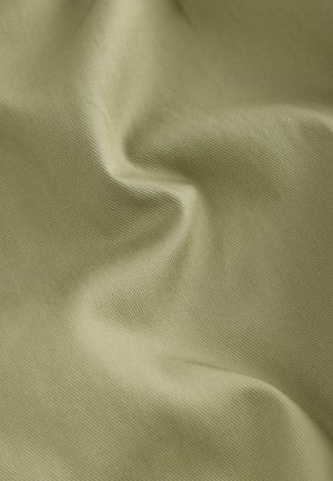 Olivgrüner Stoff mit einer glatten Textur, der dezente Rippungen aufweist. Das Material fällt weich mit sanften Falten und Kurven.
