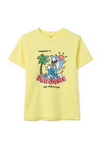 Camiseta de algodón amarilla con un gráfico que muestra un tiburón, una palma, olas y el texto: "¡EL VERANO ES JAW'SOME SOL, DIVERTIDO Y JUEGO!" en letras coloridas.