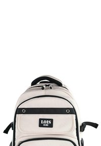 Mochila beige con acentos negros, múltiples compartimentos con cremallera y correas ajustables. Presenta un asa texturizada y una placa con el logotipo.